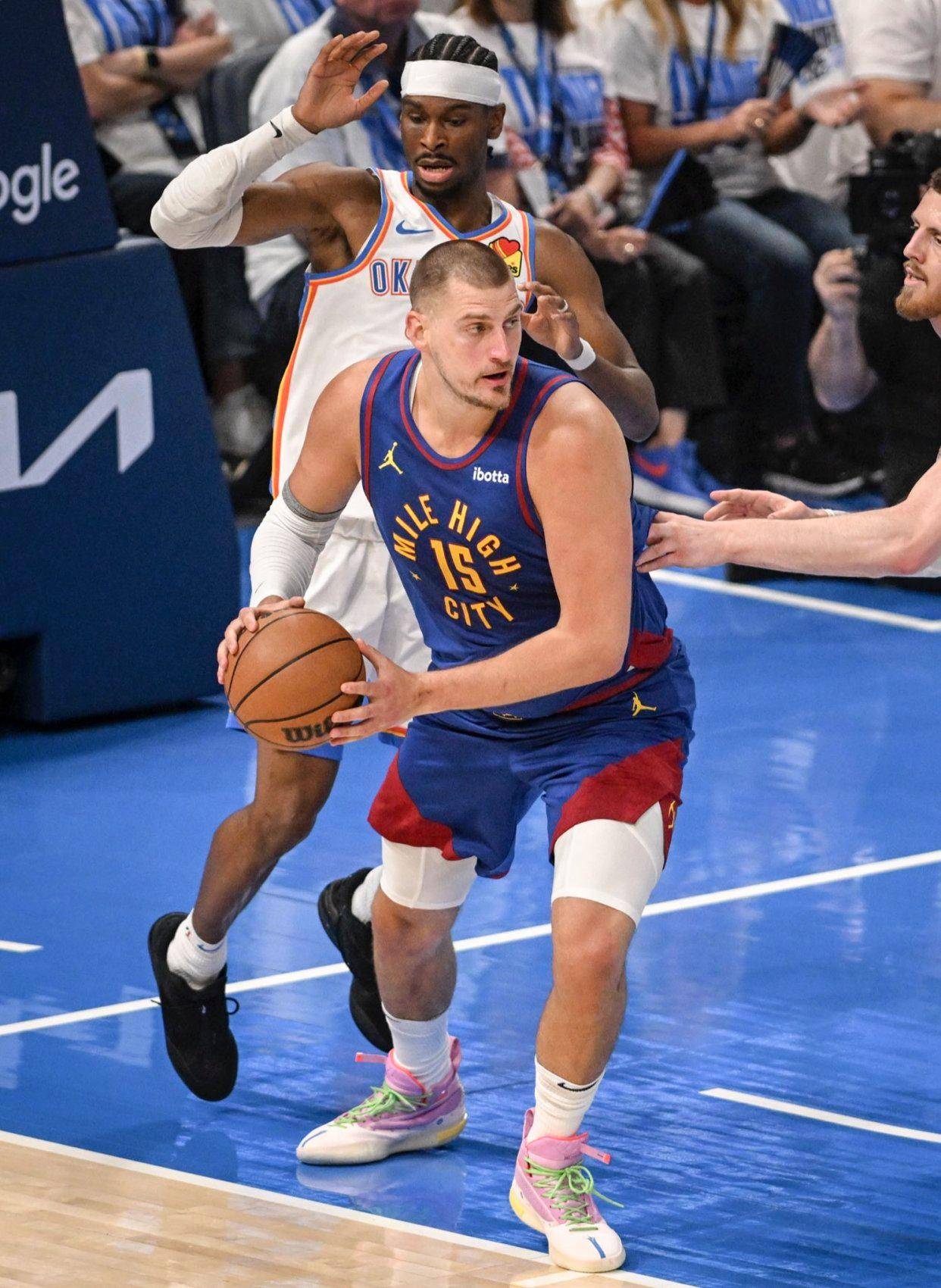 手压在后场 手压在后场